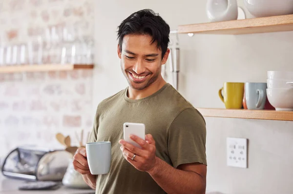 Telefon Kawa Media Społecznościowe Mężczyzną Kuchni Rano Podczas Czytania Wiadomości — Zdjęcie stockowe