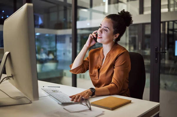 夜遅くに彼女のオフィスでコンピュータ上で働くビジネス女性とのネットワーク 残業のために職場の女性従業員との研究 — ストック写真