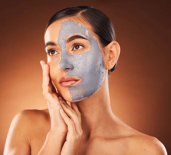 スタジオセルフケア 皮膚科やにきび治療でオレンジの背景に女性 顔のスキンケアや泥マスク コラーゲン維持 洗浄デトックスやスクラブのための美容モデル 顔泥やクリーム製品 — ストック写真