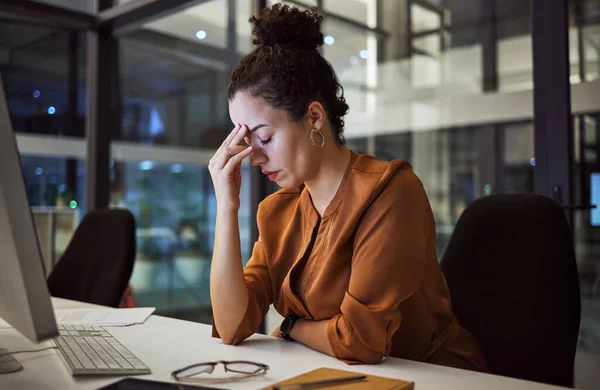 Mulher Trabalhando Noite Com Dor Cabeça Burnout Estresse Sobre Projeto — Fotografia de Stock