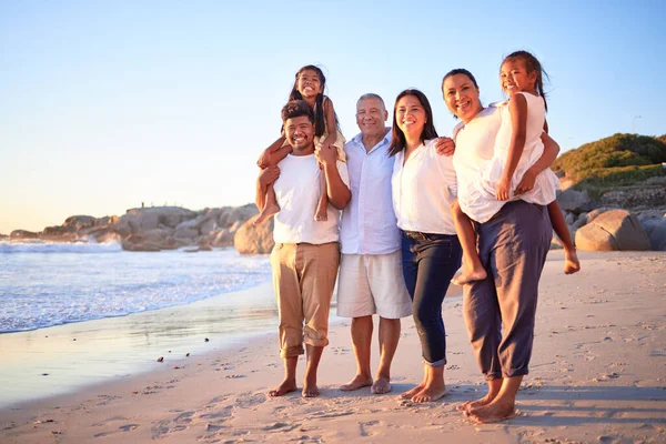 Matkusta Muotokuva Perheen Rannalla Auringonlaskun Onnellinen Rentoutua Kävellessä Liimaus Merellä — kuvapankkivalokuva