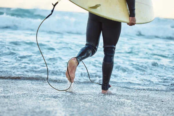 Beine Surfbrett Strand Und Meereswellen Für Fitness Abenteuer Und Gesunden — Stockfoto