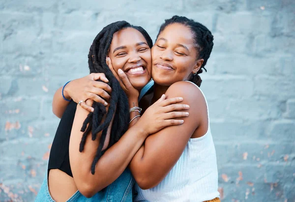 Felices Abrazos Amigos Negros Ciudad Mientras Están Vacaciones Verano Juntos — Foto de Stock