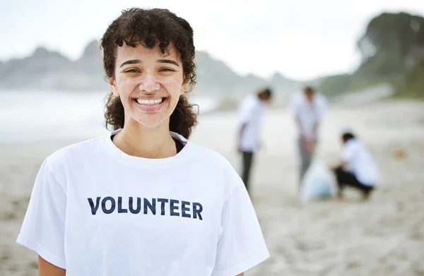 Uśmiech Portret Wolontariuszka Plaży Czyszczenia Recyklingu Lub Zrównoważonego Środowiska Dzień — Zdjęcie stockowe