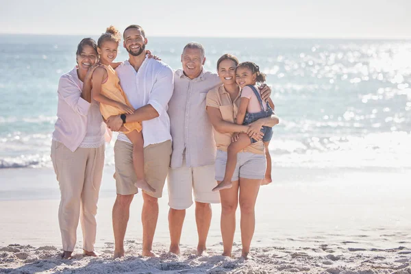 Παππούδες Γονείς Και Παιδιά Της Οικογένειας Στην Παραλία Για Διακοπές — Φωτογραφία Αρχείου