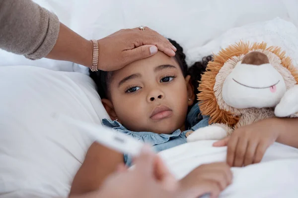 Hasta Çocuk Yatağında Kovid Tıbbi Acil Durum Anne Yatak Odasında — Stok fotoğraf