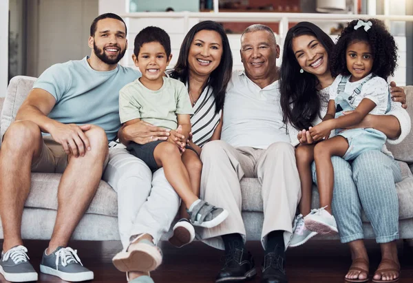 ソファの上の大きな家族の肖像画 メキシコの自宅のリビングルーム お母さんの膝の上に座っている幸せなアフロラテン系の女の子 シニア祖父母は若い子供を愛し 誇り高い父の笑顔と世代の幸福 — ストック写真