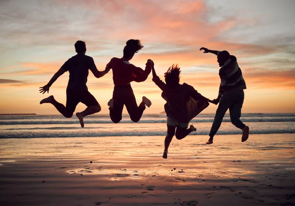 Przyjaciele Sylwetka Skakać Plaży Podczas Zachodu Słońca Wakacjach Razem Podekscytowani — Zdjęcie stockowe