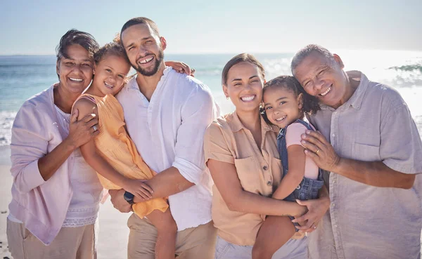 Οικογενειακή Παραλία Παιδιά Αγαπούν Και Παππούδες Στις Διακοπές Ταξιδιού Στον — Φωτογραφία Αρχείου