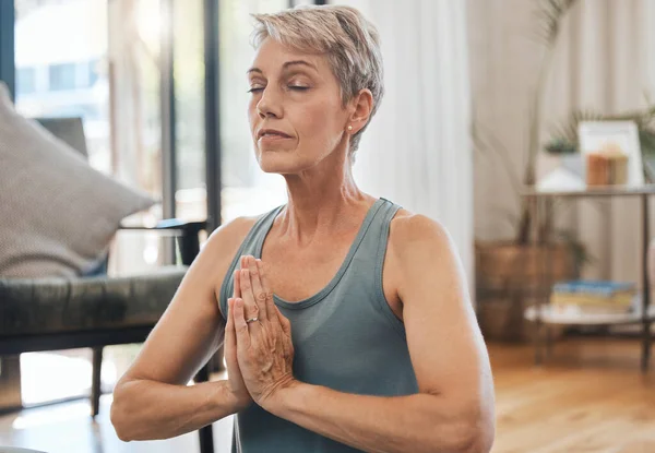 Senior Kvinna Yoga Och Meditation Hemma För Träning Välbefinnande Och — Stockfoto