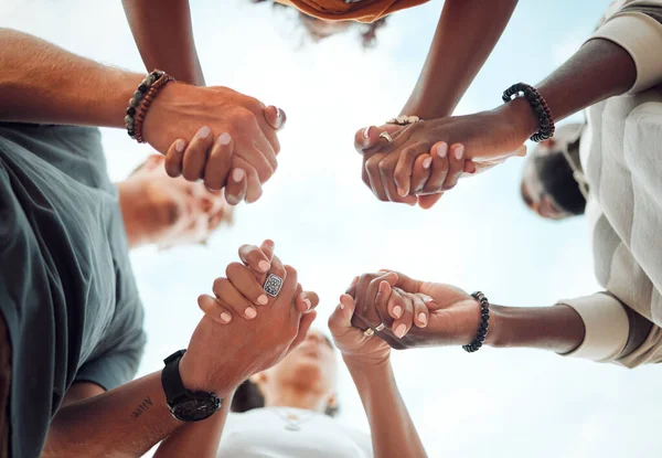 Kézen Fogva Támogatva Barátok Imádkoznak Lelki Növekedésért Közösségért Háláért Együtt — Stock Fotó