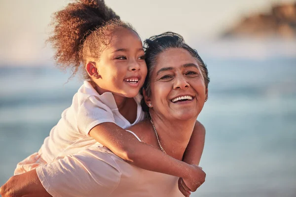 Aile Çocuklar Plajda Bir Kız Büyükanneyle Birlikte Yaz Boyunca Deniz — Stok fotoğraf
