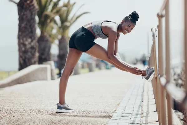 Svart Kvinna Stretcha Och Träna För Löpning Träning Och Fitness — Stockfoto