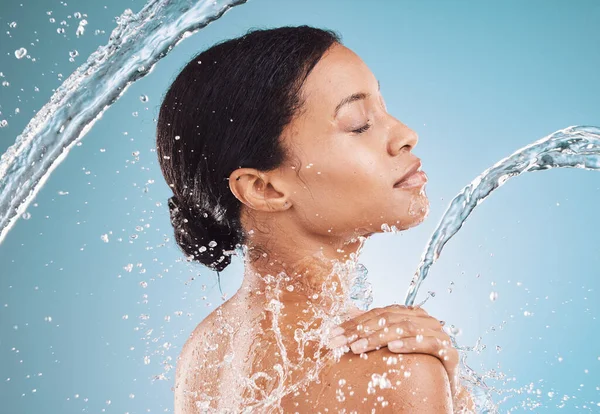 Água Respingo Beleza Limpa Com Perfil Mulher Negra Cuidados Com — Fotografia de Stock