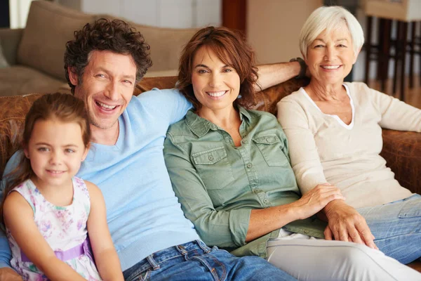 私たちが共有する時間を愛する 幸せな多世代の家族がソファに座って — ストック写真
