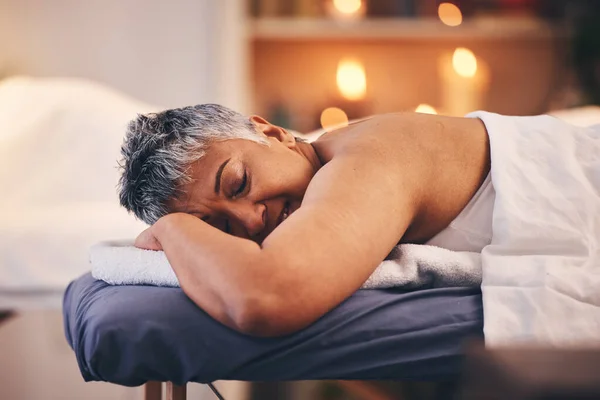 Spa Spanie Relaks Starsza Kobieta Wakacjach Luksusowy Masaż Terapia Ciała — Zdjęcie stockowe