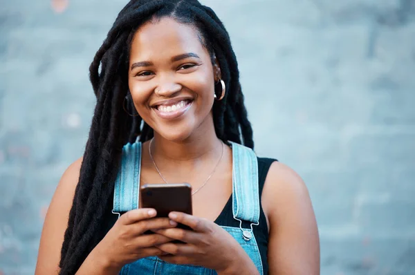 Mujer Negra Retrato Teléfono Ciudad Para Escribir Redes Sociales Contacto — Foto de Stock