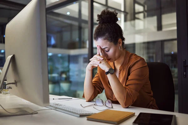 Ból Głowy Kobieta Biznesu Nocy Stres Komputerowy Podczas Pracy Nad — Zdjęcie stockowe