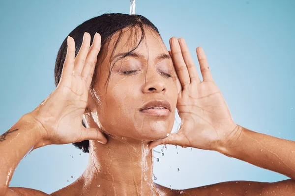 Schoonheid Gezicht Zwarte Vrouw Douche Met Water Voor Huidverzorging Hygiëne — Stockfoto