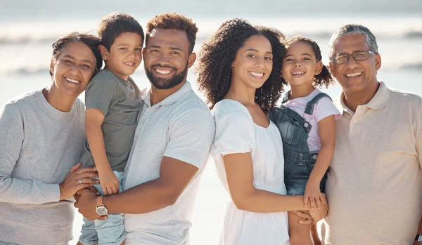 Χαρούμενη Μεγάλη Οικογένεια Και Πορτρέτο Χαμόγελο Μια Παραλία Διακοπές Μαζί — Φωτογραφία Αρχείου