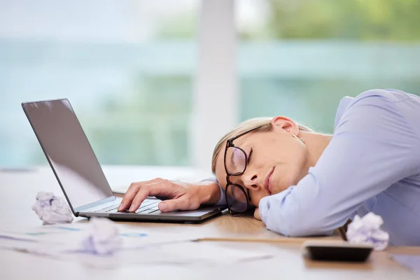 ラップトップデスクで寝るビジネス女性 コンピュータの職場でのキャリアの疲労や不眠症の問題からの燃え尽きストレス テクノロジー企業でのオフィスワーカーの疲れ リスクの仕事の損失と過労者の昼寝 — ストック写真