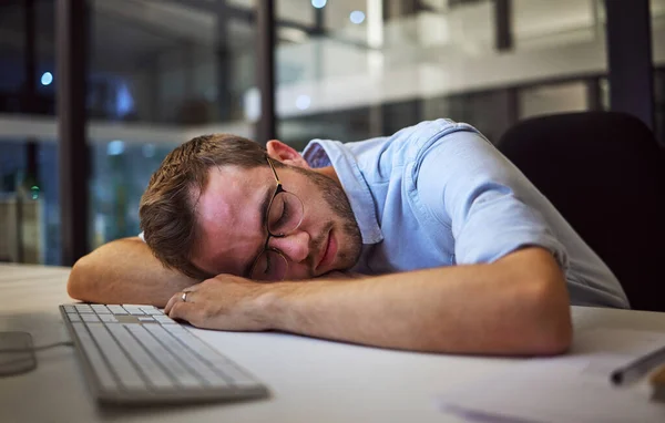 仕事の暗いオフィスの彼の机で夜の睡眠 ビジネスの燃え尽きているとビジネスマンの睡眠 残業しながらテーブルで昼寝をするストレスのある疲れている企業の従業員 労働者またはマネージャー — ストック写真