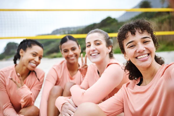 Equipo Voleibol Femenino Selfie Playa Signo Paz Retrato Con Sonrisa —  Fotos de Stock
