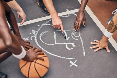 Koçluk, basketbol ya da Amerikan spor takımı koçluğu basketbol sahasında maç stratejisi planlamak ve konuşmak. Spor öğrencileri egzersiz, antrenman ve spor alanlarında fikir alışverişinde bulunuyorlar.