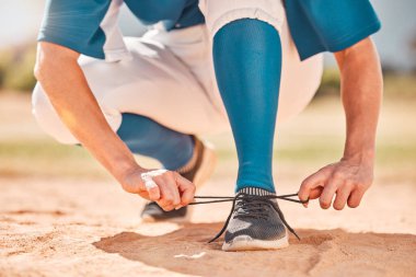 Beyzbol sporu ve ayakkabı dantelli kravat turnuva için kum sahası sporcuları için hazırlık. Oyuncu üniformalı softball kızı maç performansına hazırlanıyor.