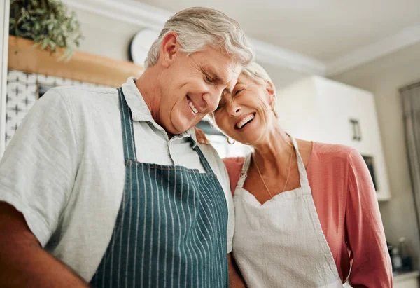 Üst Düzey Çiftler Önlük Giyerken Aşk Yemek Pişiriyorlar Gülüyorlar Mutlu — Stok fotoğraf