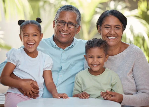 Velká Rodina Dětmi Šťastný Úsměv Venku Spolu Štěstím Láskou Portrét — Stock fotografie