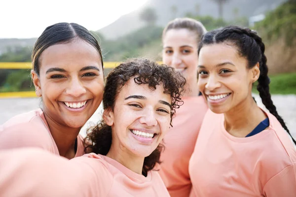 Retrato Selfie Voleibol Mujeres Playa Con Sonrisa Emocionada Por Juego —  Fotos de Stock