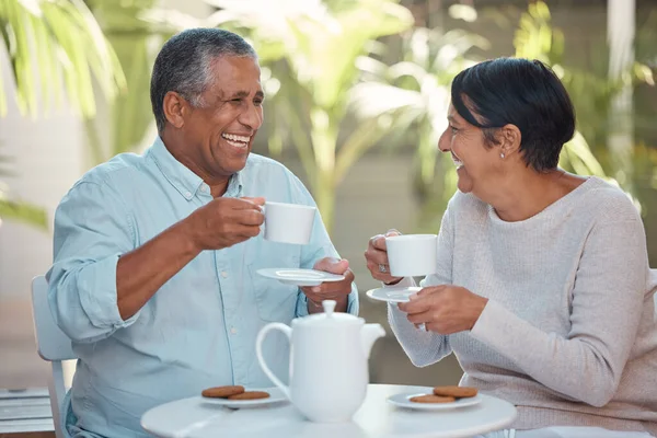 Szczęśliwa Para Seniorów Śmiejąc Się Pijąc Kawę Wesołej Zabawy Razem — Zdjęcie stockowe