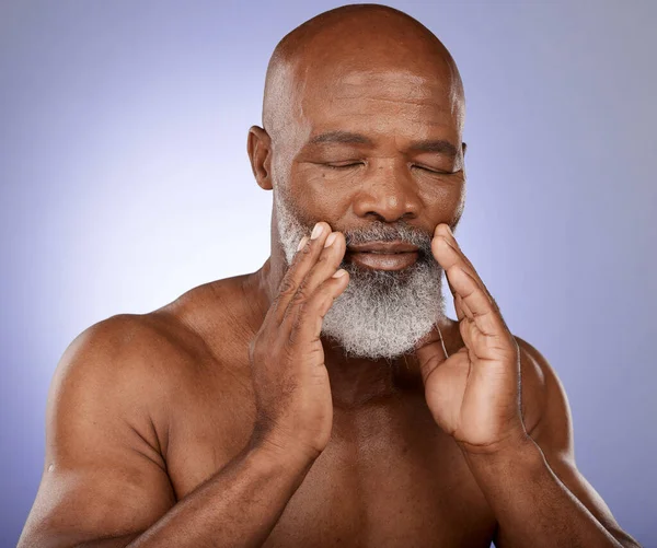 Skincare Beauty Senior Black Man Dermatology Cleaning Wellness Cosmetic Peace — Φωτογραφία Αρχείου