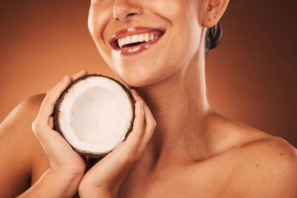 Schoonheid Huidverzorging Kokosnoot Met Een Modelvrouw Studio Een Bruine Achtergrond — Stockfoto