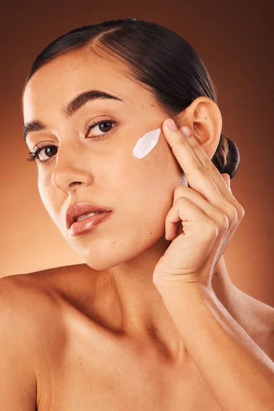Portrait Face Woman Sunscreen Skincare Dermatology Self Care Grooming Routine — Stock Photo, Image