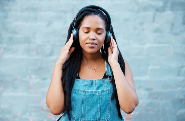 Mujer Negra Auriculares Música Con Una Chica Sintiéndose Tranquila Relajada — Foto de Stock