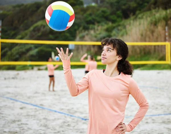 Ready Spielen Und Mädchen Mit Einem Volleyball Strand Für Sport — Stockfoto