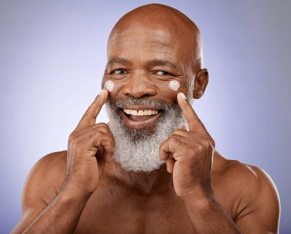 Portre Cilt Bakımı Arka Planda Yüz Kremi Olan Yaşlı Siyahi — Stok fotoğraf