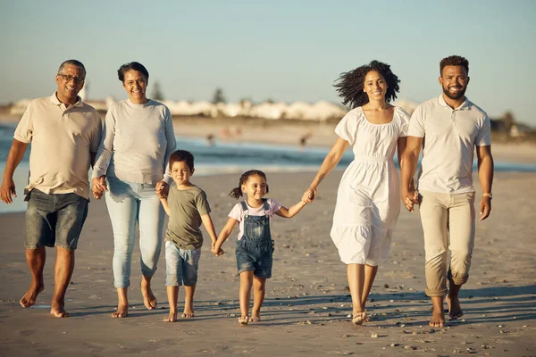Οικογένεια Στην Παραλία Παιδιά Χαμογελά Ενώ Γονείς Παιδιά Παππούδες Κρατώντας — Φωτογραφία Αρχείου