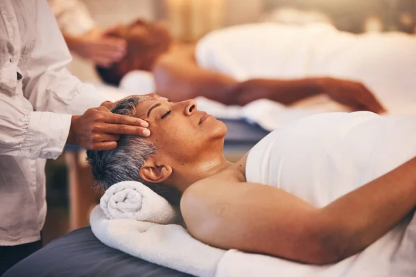 Senior Kvinna Huvudmassage Och Spa För Lyxig Kosmetisk Skönhetsbehandling Wellness — Stockfoto