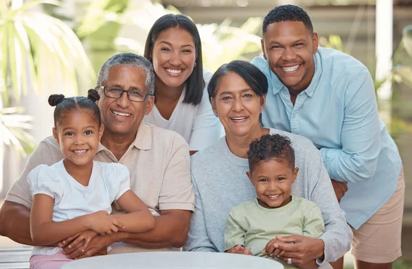 Familie Liefde Kinderen Met Hun Ouders Grootouders Buiten Tuin Tijdens — Stockfoto
