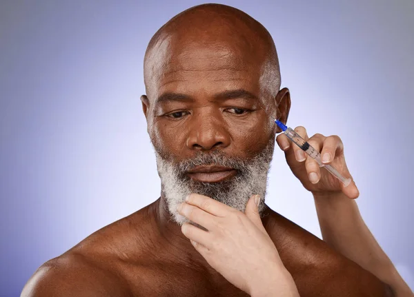 Skincare Injeção Botox Homem Sênior Recebendo Tratamento Envelhecimento Rosto Fundo — Fotografia de Stock