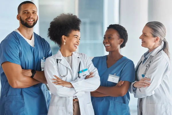 医疗保健人员和快乐的团队一起工作 为医疗形象 多样性或团队合作而微笑 与护士 工人或医院雇员合作的信任 协作或保险 — 图库照片