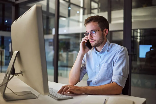 Geschäft Kommunikation Und Überstunden Telefonate Und Mann Mit Computer Schreibtisch — Stockfoto
