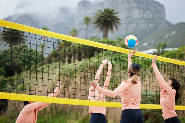 Voleibol Playa Equipo Con Mujeres Deportivas Que Juegan Juego Aire — Foto de Stock