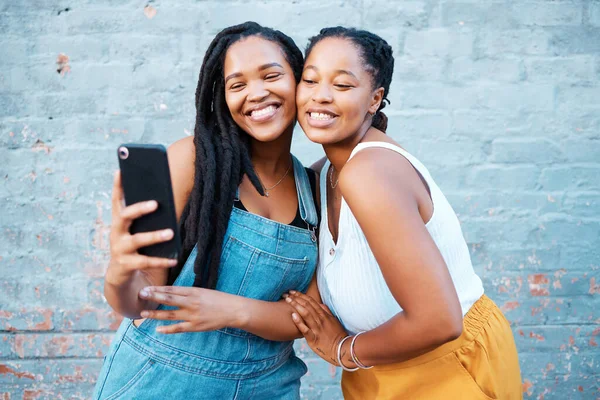 Černé Ženy Přátelé Selfie Zatímco Usměvavé Šťastné Venku Městské Nebo — Stock fotografie