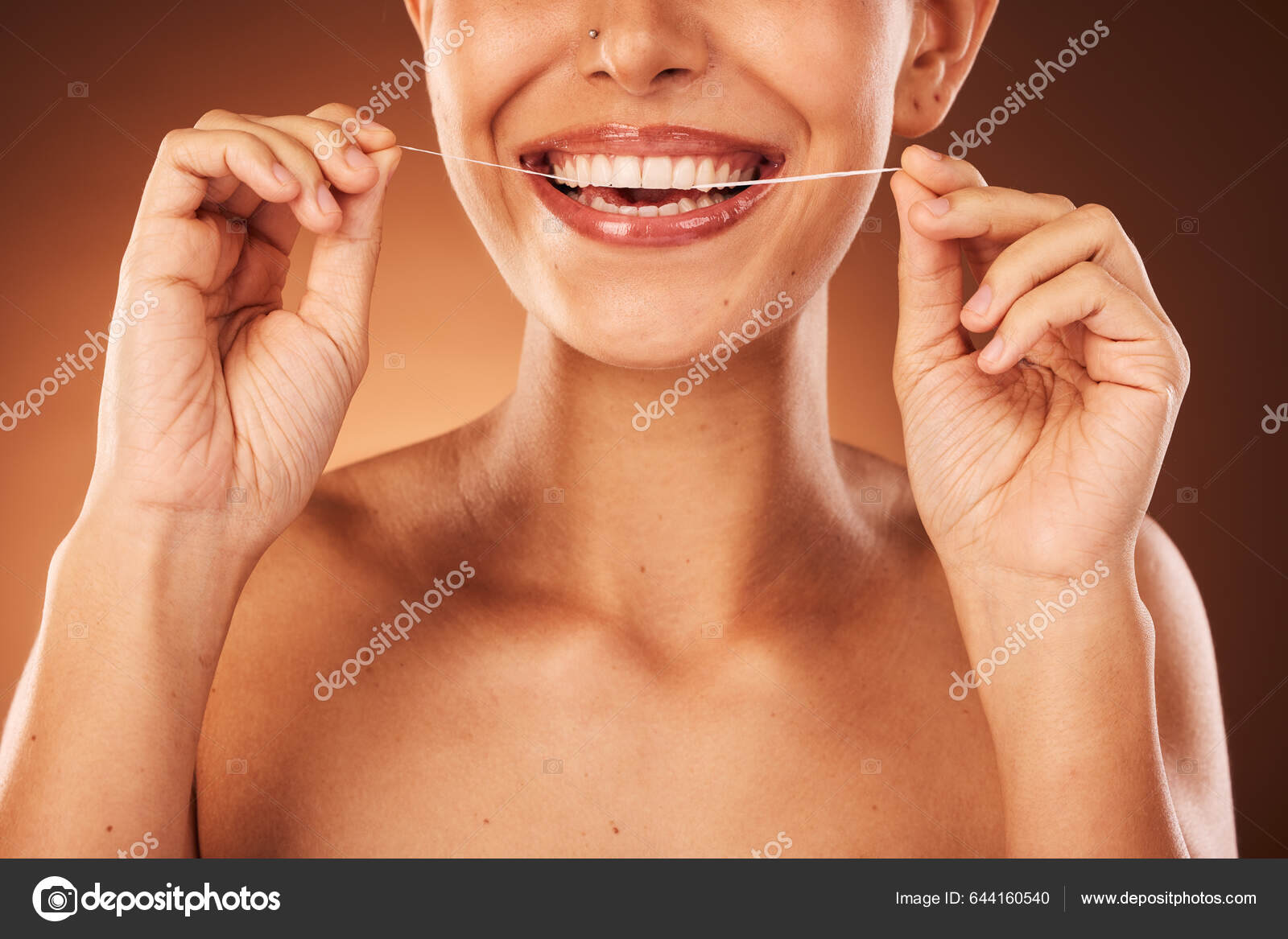 Dientes Zoom Mujer Con Hilo Dental Para Limpieza Dental Blanqueamiento —  Foto de stock #644160540 © PeopleImages.com