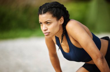 Plaj, fitness ve odaklanma açık havada kardiyo ya da dayanıklılık eğitimi için koşan bir kadınla. Egzersiz, yorgunluk ya da dinlenme ve kumda koşmaya ara veren bir bayan sporcu..