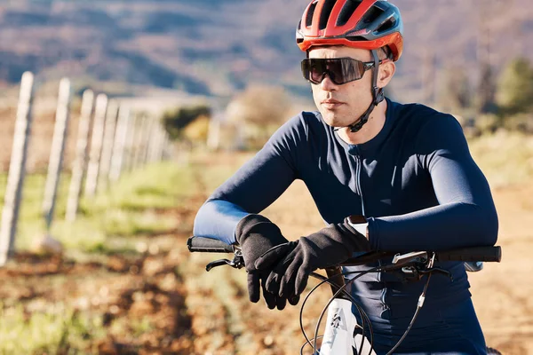 自行车 自行车和人的训练 农村和运动的平衡 新鲜空气和健康 骑单车者 男性运动员和户外男子 健身和运动促进健康的生活方式 自由和旅行 — 图库照片